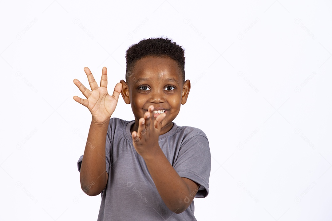 Menino jovem garoto sobre fundo isolado