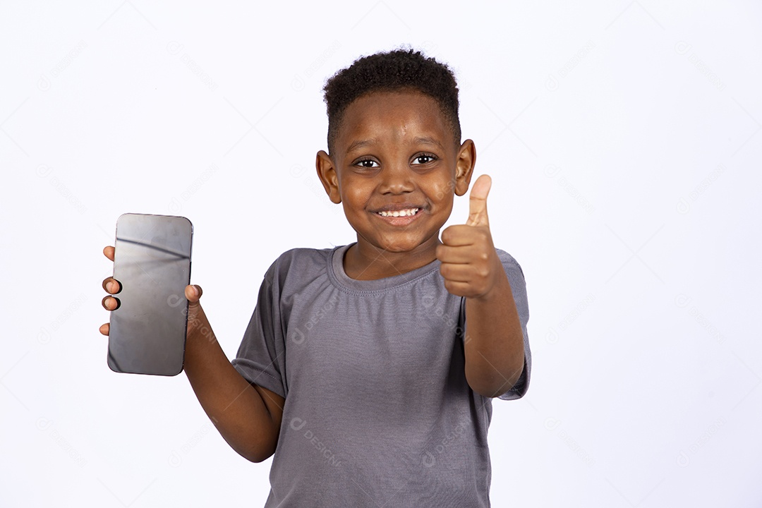 Menino jovem garoto estudante segurando celular smartphone sobre fundo isolado