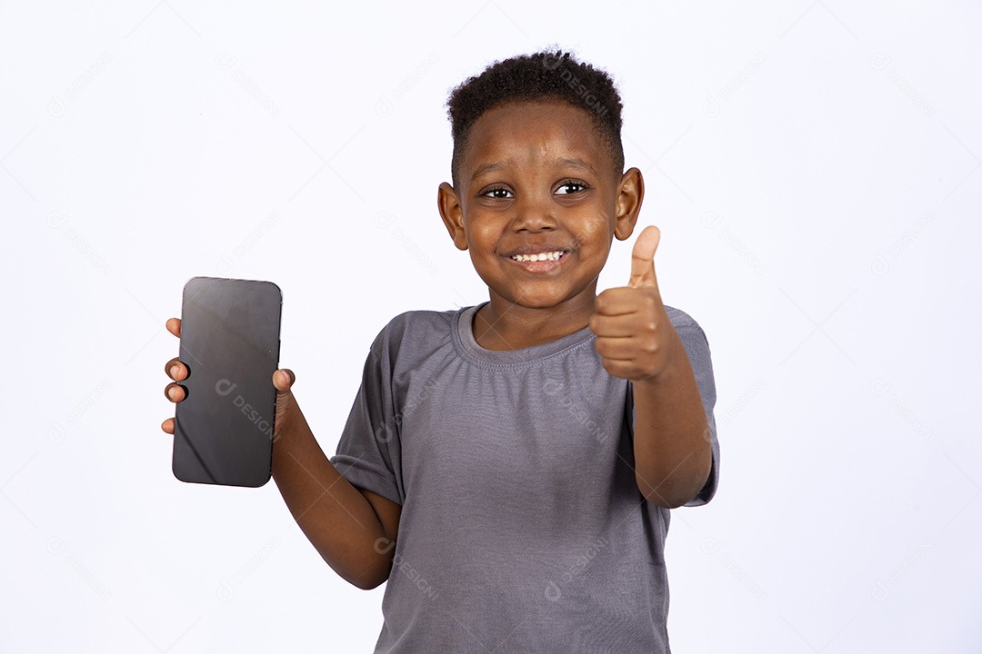 Menino jovem garoto estudante segurando celular smartphone sobre fundo isolado