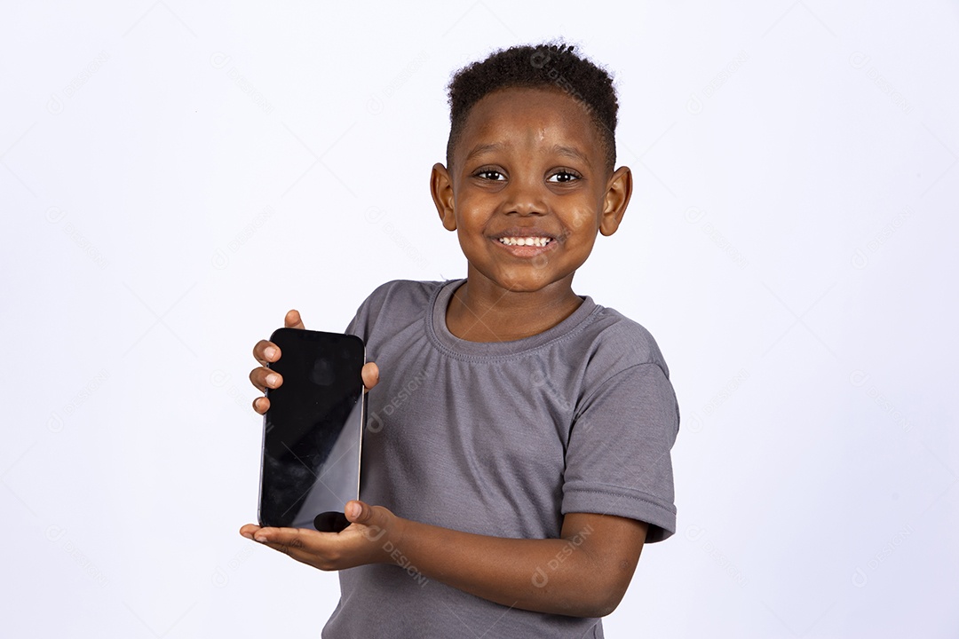 Menino jovem garoto estudante segurando celular smartphone sobre fundo isolado