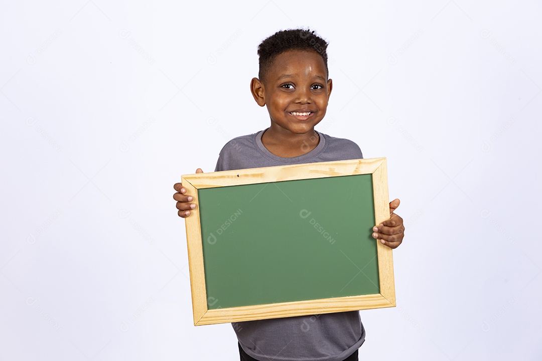 Garoto menino negro segurando quadro negro sobre fundo isolado
