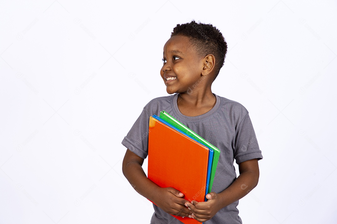 Menino jovem garoto estudante segurando material escolar sobre fundo isolado
