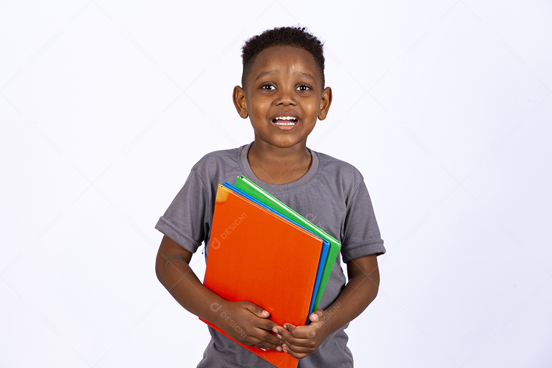 Menino jovem garoto estudante segurando material escolar sobre fundo isolado