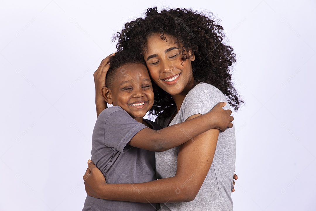 Mãe feliz ao lado de seu filho sobre fundo isolado branco