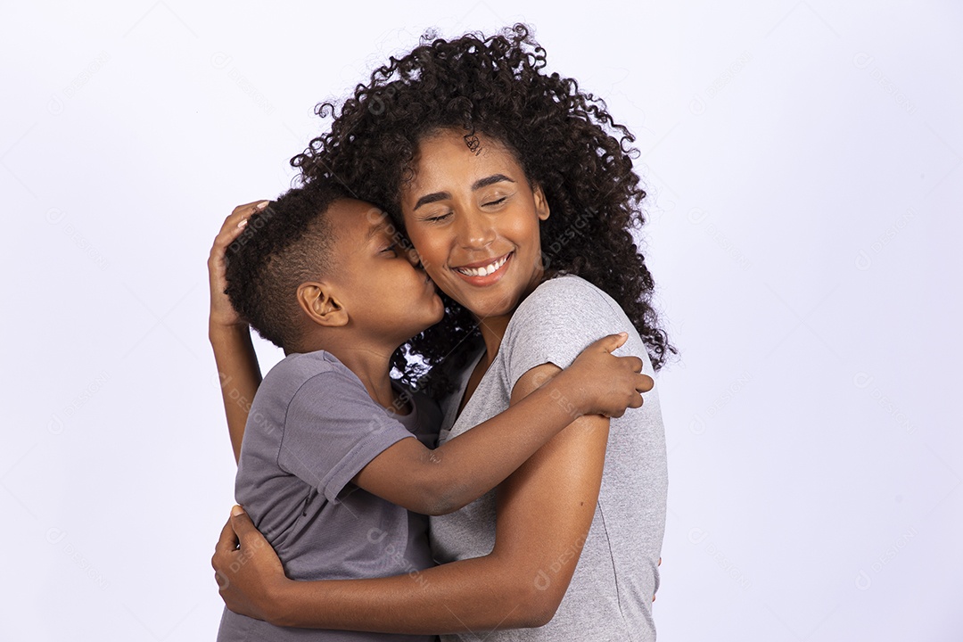 Mãe feliz ao lado de seu filho sobre fundo isolado branco