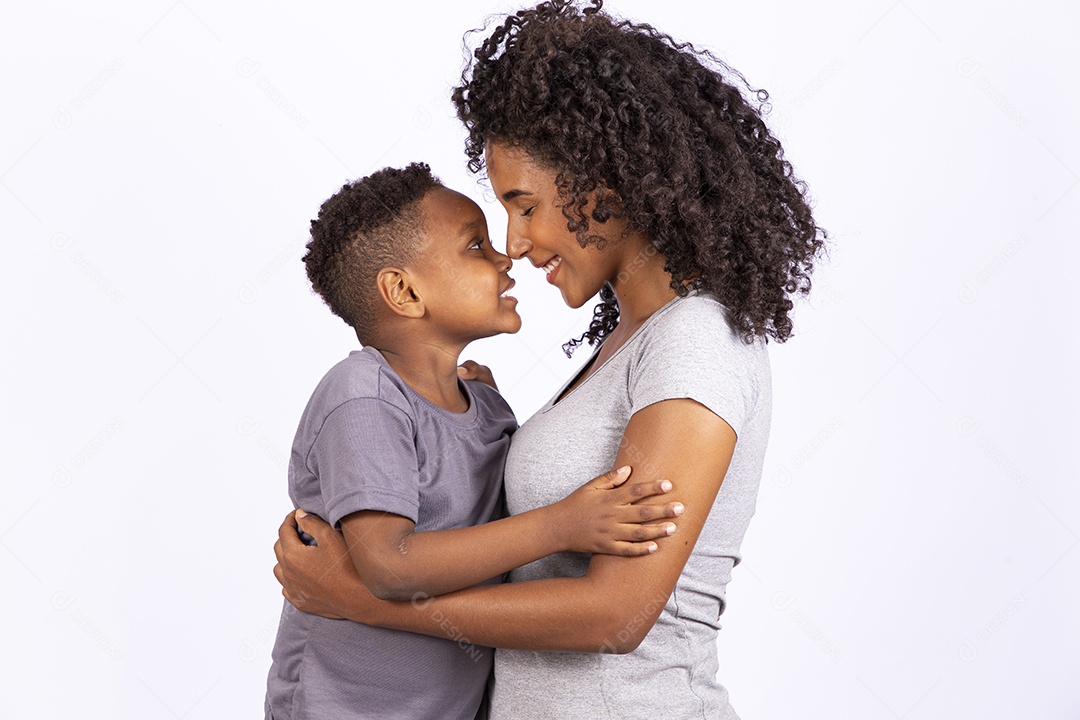 Mãe feliz ao lado de seu filho sobre fundo isolado branco