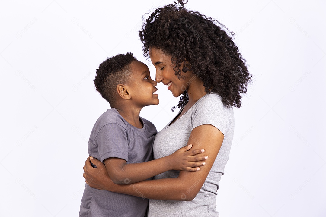 Mãe feliz ao lado de seu filho sobre fundo isolado branco