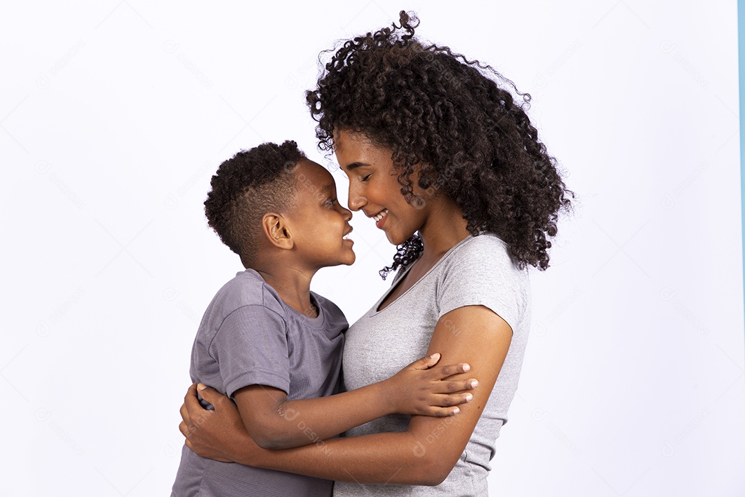 Mãe feliz ao lado de seu filho sobre fundo isolado branco