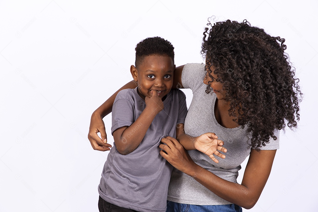 Mãe feliz ao lado de seu filho sobre fundo isolado branco