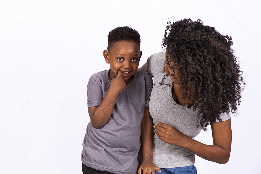 Mãe feliz ao lado de seu filho sobre fundo isolado branco
