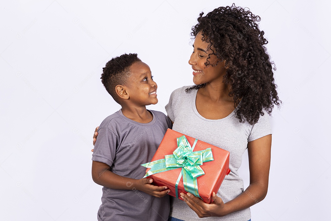 Mãe feliz ao lado de seu filho sobre fundo isolado branco