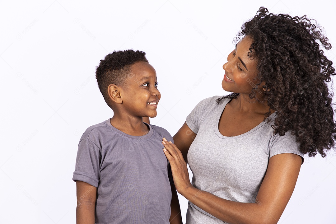 Mãe feliz ao lado de seu filho sobre fundo isolado branco