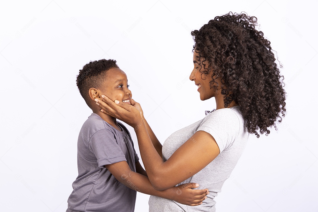 Mãe feliz ao lado de seu filho sobre fundo isolado branco