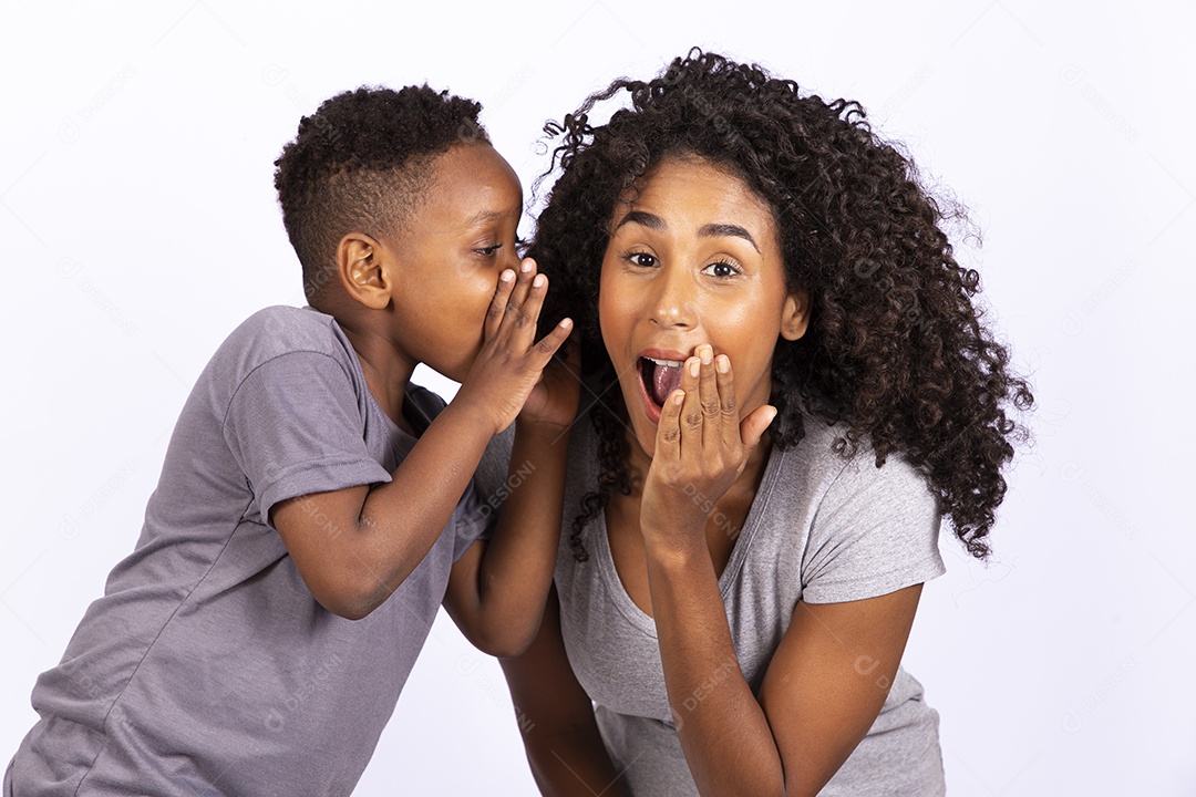 Mãe feliz ao lado de seu filho sobre fundo isolado branco