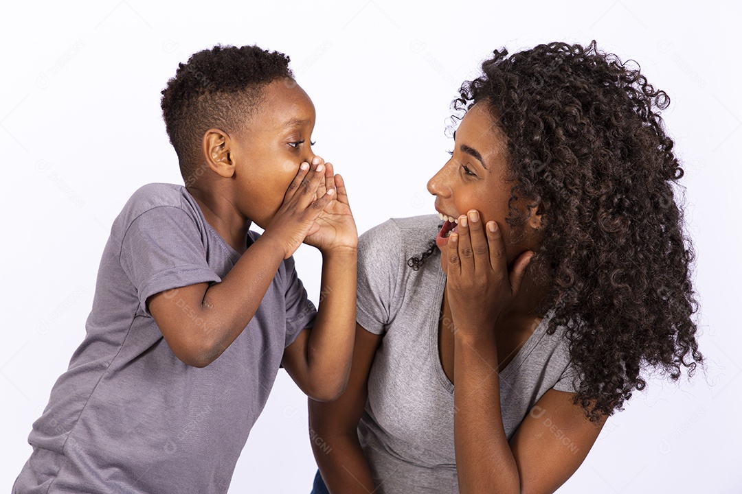 Mãe feliz ao lado de seu filho sobre fundo isolado branco