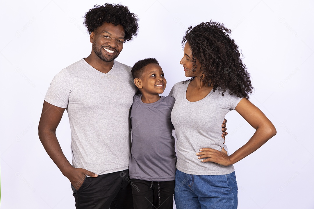 Mãe e pai feliz ao lado de seu filho sobre fundo isolado branco