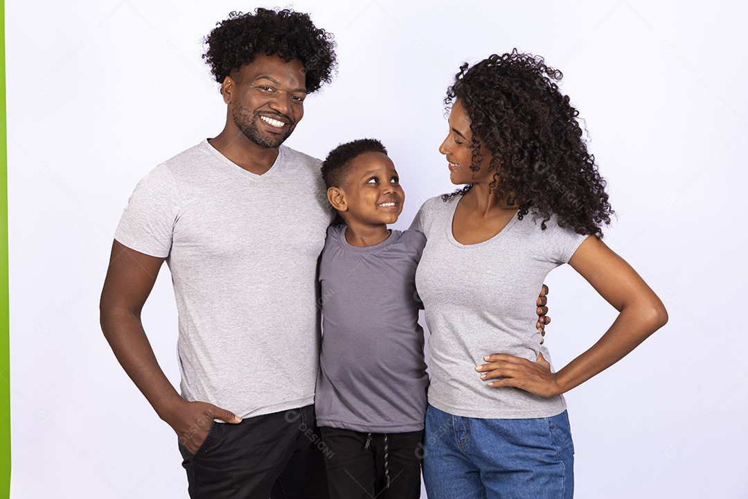 Mãe e pai feliz ao lado de seu filho sobre fundo isolado branco
