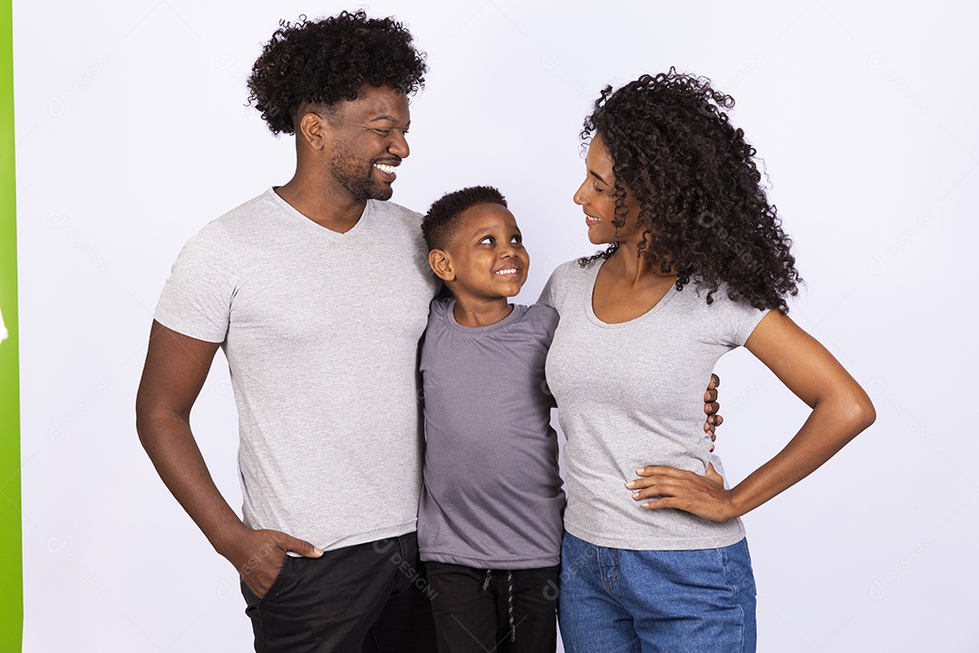 Mãe e pai feliz ao lado de seu filho sobre fundo isolado branco
