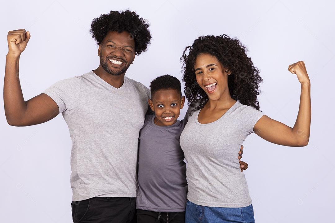 Mãe e pai feliz ao lado de seu filho sobre fundo isolado branco