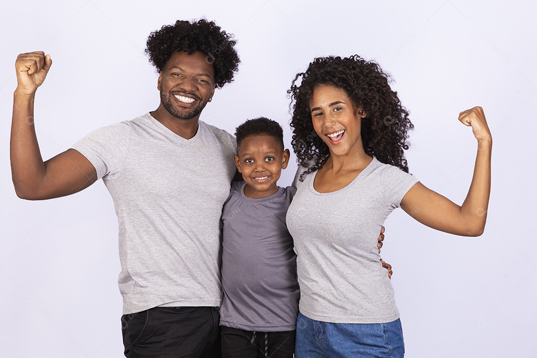 Mãe e pai feliz ao lado de seu filho sobre fundo isolado branco