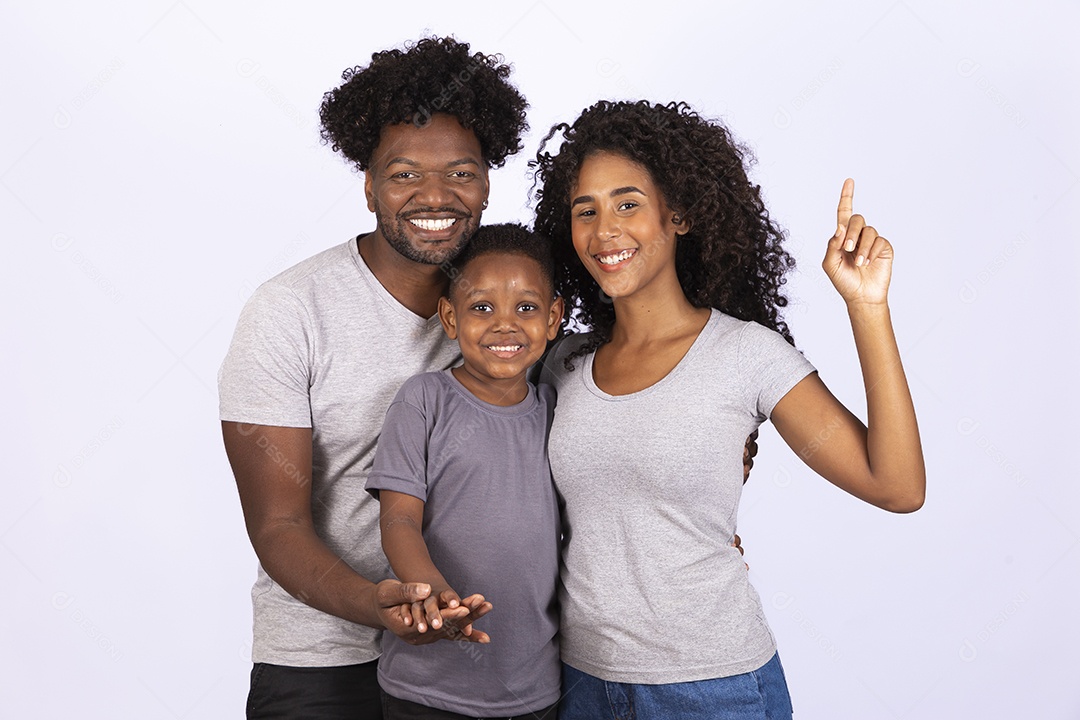 Mãe e pai feliz ao lado de seu filho sobre fundo isolado branco