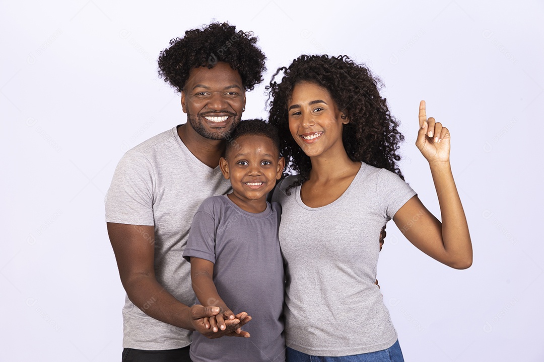 Mãe e pai feliz ao lado de seu filho sobre fundo isolado branco