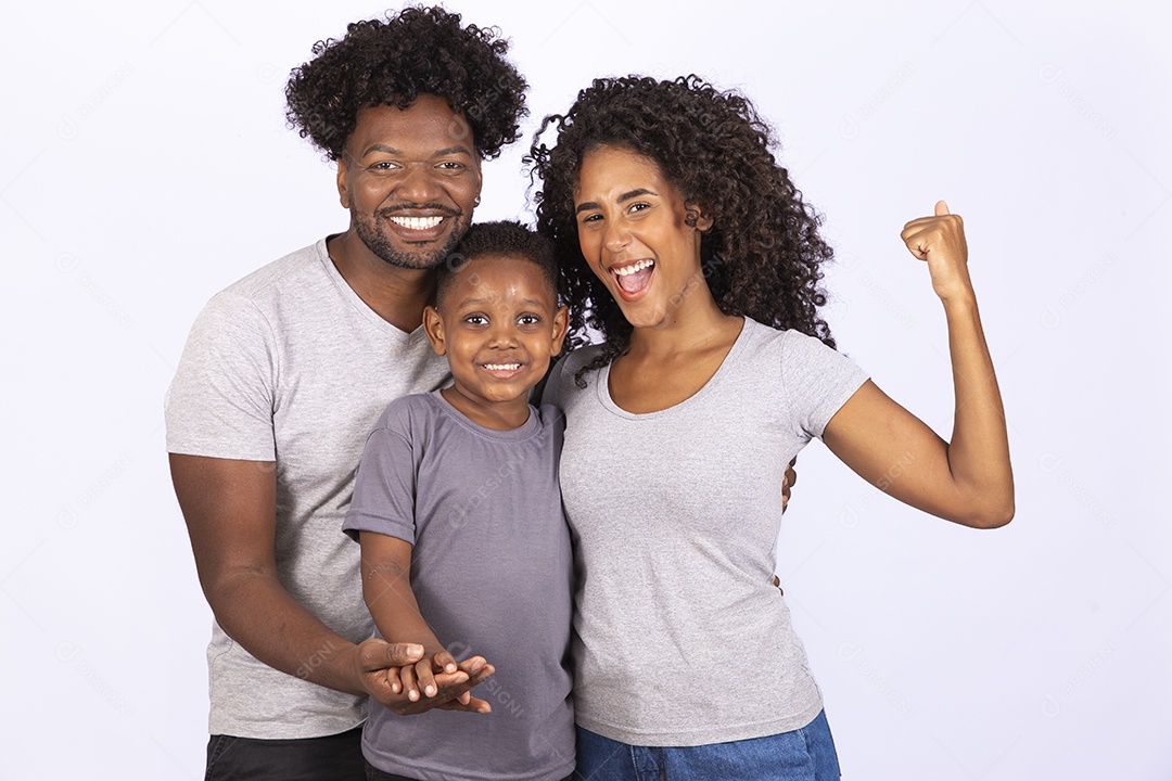 Mãe e pai feliz ao lado de seu filho sobre fundo isolado branco