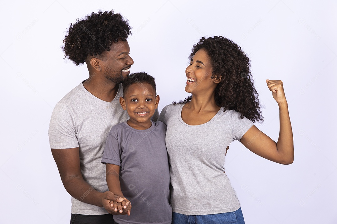 Mãe e pai feliz ao lado de seu filho sobre fundo isolado branco