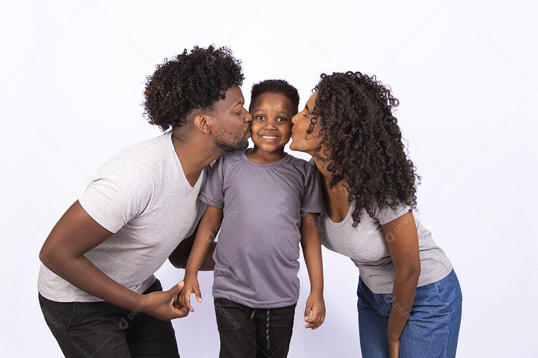 Mãe e pai feliz ao lado de seu filho sobre fundo isolado branco