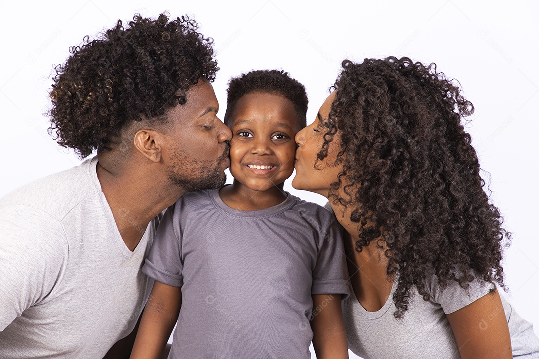 Mãe e pai feliz ao lado de seu filho sobre fundo isolado branco