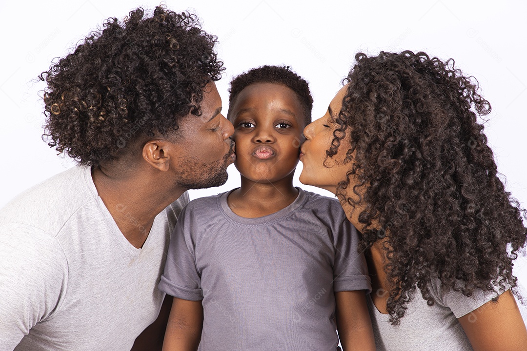 Mãe e pai feliz ao lado de seu filho sobre fundo isolado branco