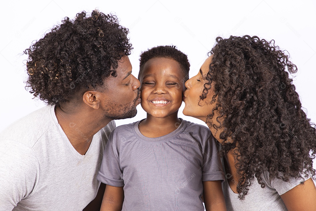 Mãe e pai feliz ao lado de seu filho sobre fundo isolado branco