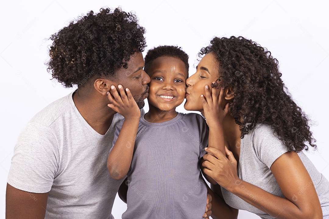 Mãe e pai feliz ao lado de seu filho sobre fundo isolado branco