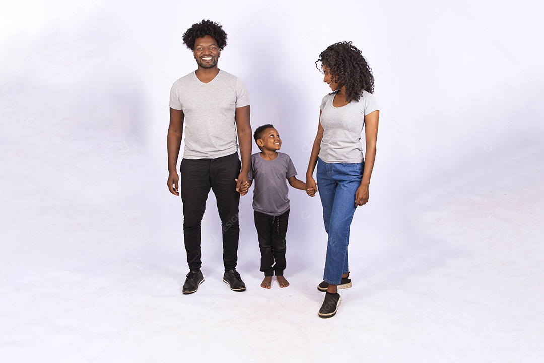 Mãe e pai feliz ao lado de seu filho sobre fundo isolado branco