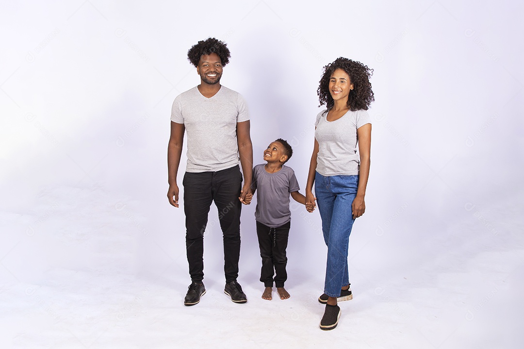 Mãe e pai feliz ao lado de seu filho sobre fundo isolado branco