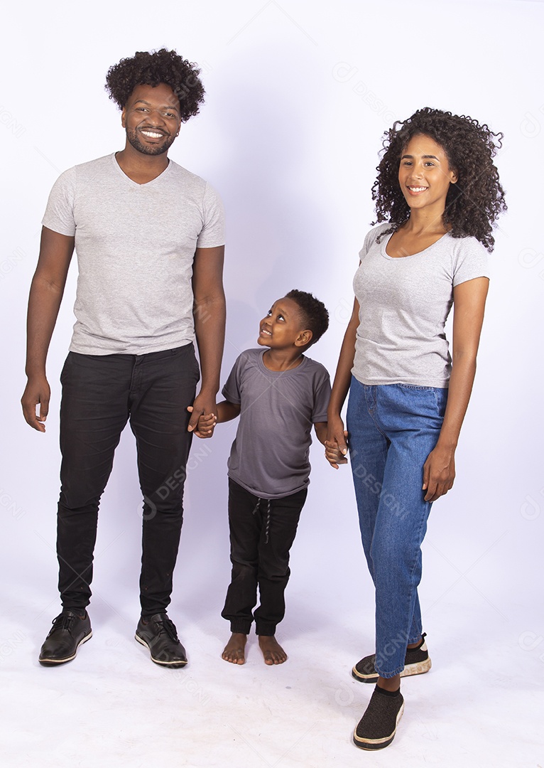 Mãe e pai feliz ao lado de seu filho sobre fundo isolado branco