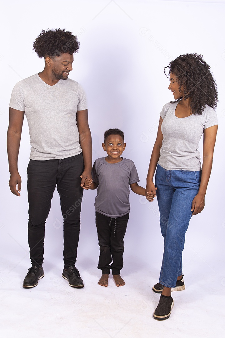 Mãe e pai feliz ao lado de seu filho sobre fundo isolado branco