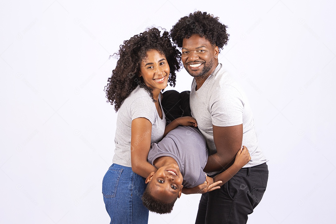 Mãe e pai feliz ao lado de seu filho sobre fundo isolado branco