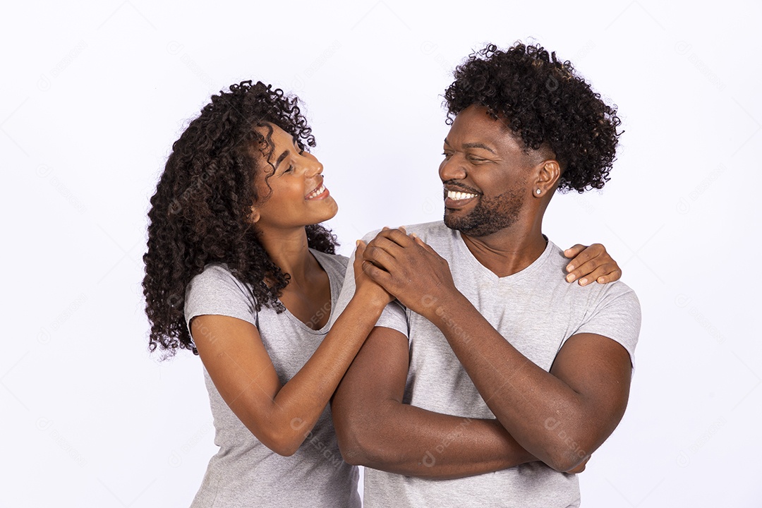 Lindo casal apaixonados sobre fundo isolado