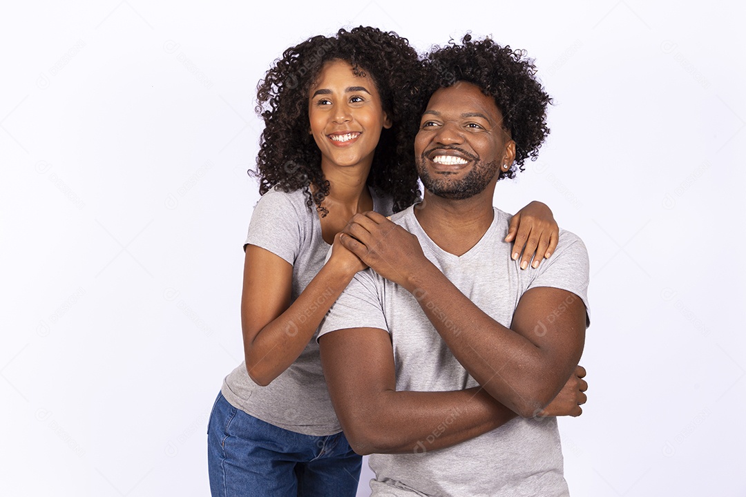 Lindo casal apaixonados sobre fundo isolado