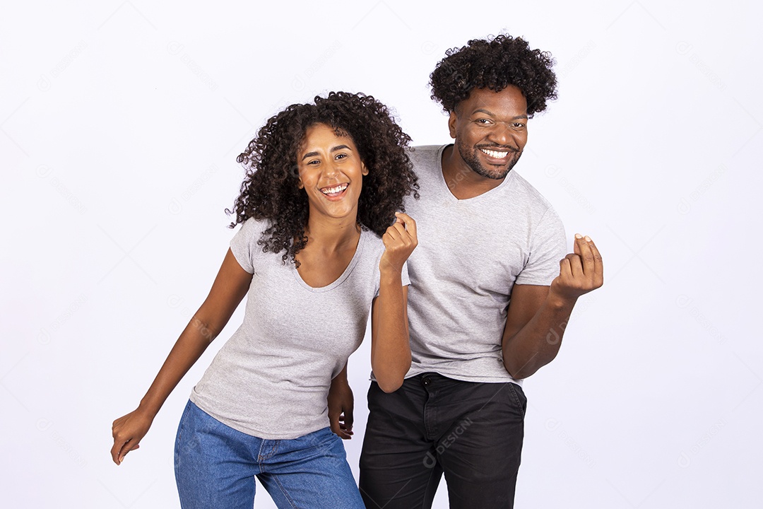 Lindo casal apaixonados sobre fundo isolado