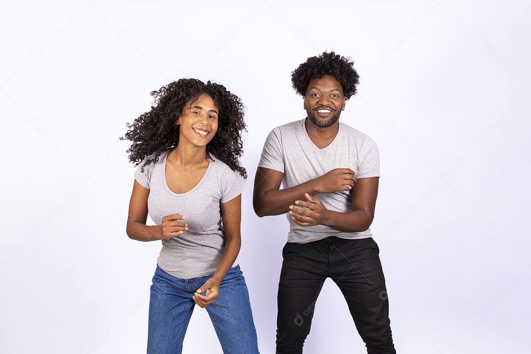 Lindo casal apaixonados sobre fundo isolado