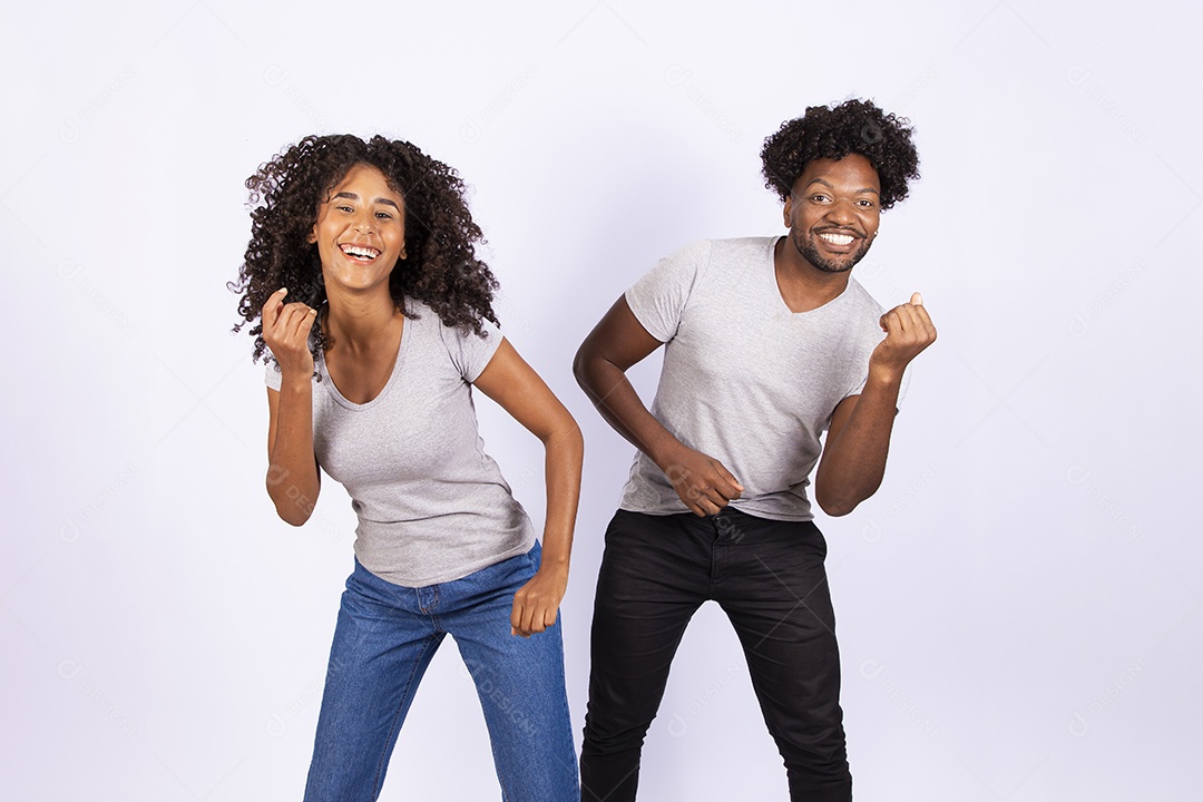 Lindo casal apaixonados sobre fundo isolado