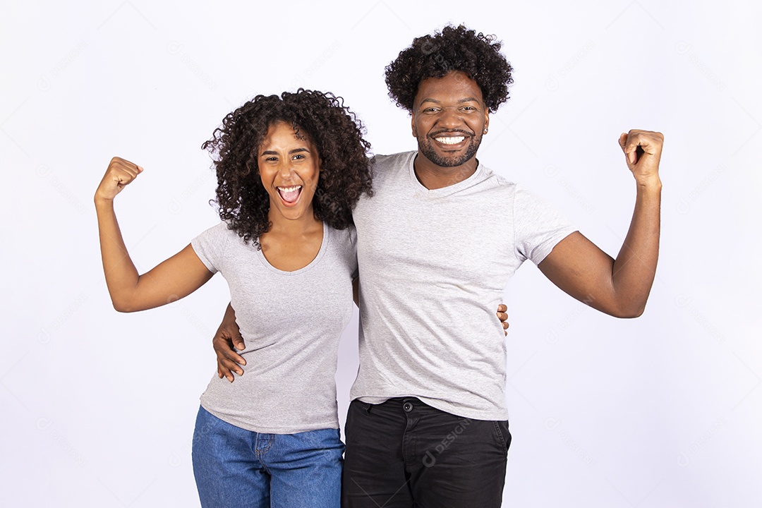 Lindo casal apaixonados sobre fundo isolado