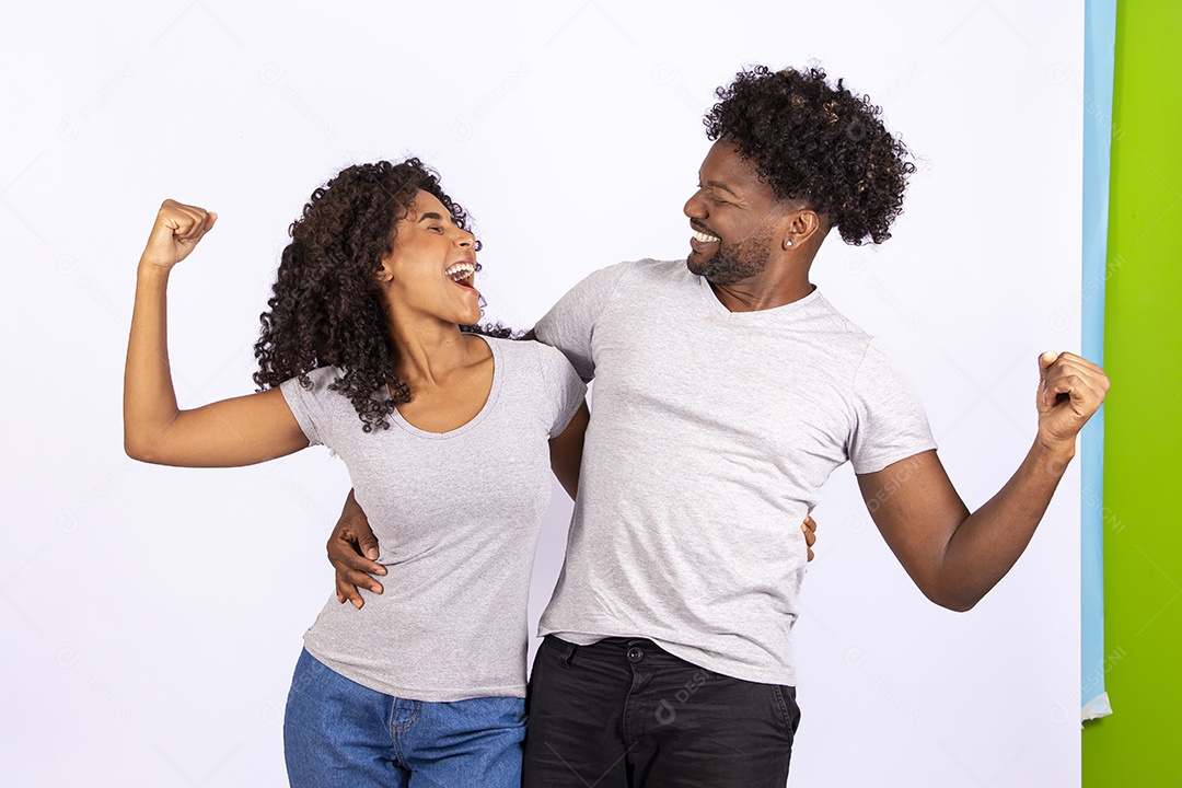 Lindo casal apaixonados sobre fundo isolado