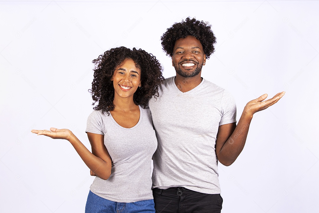 Lindo casal apaixonados sobre fundo isolado