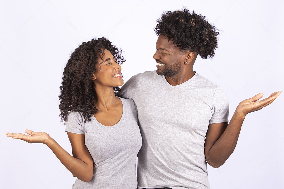 Lindo casal apaixonados sobre fundo isolado