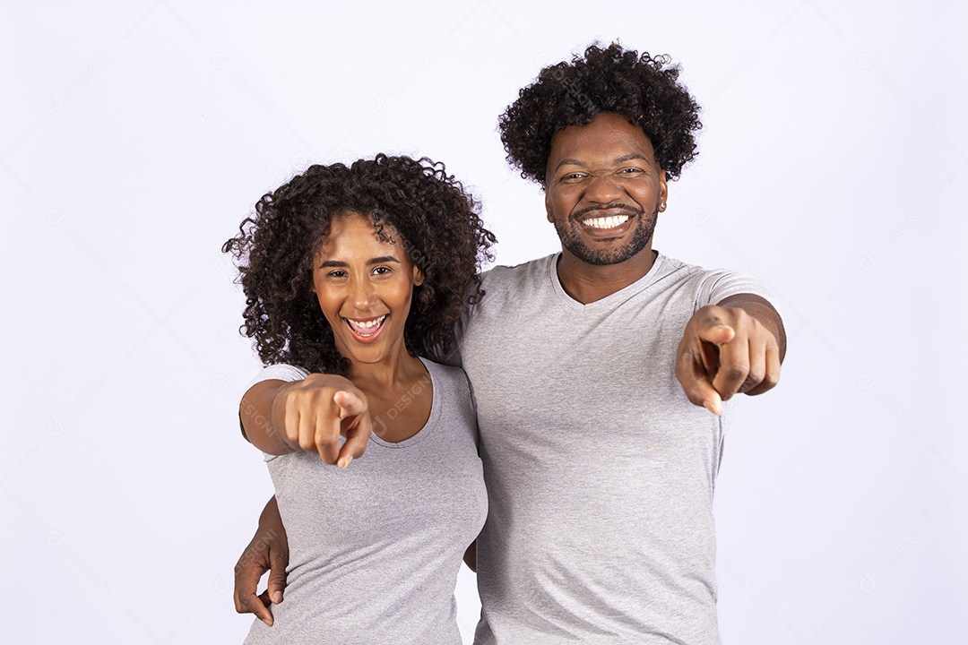 Lindo casal apaixonados sobre fundo isolado