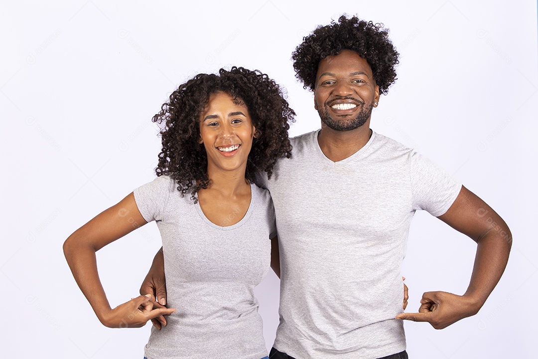 Lindo casal apaixonados sobre fundo isolado