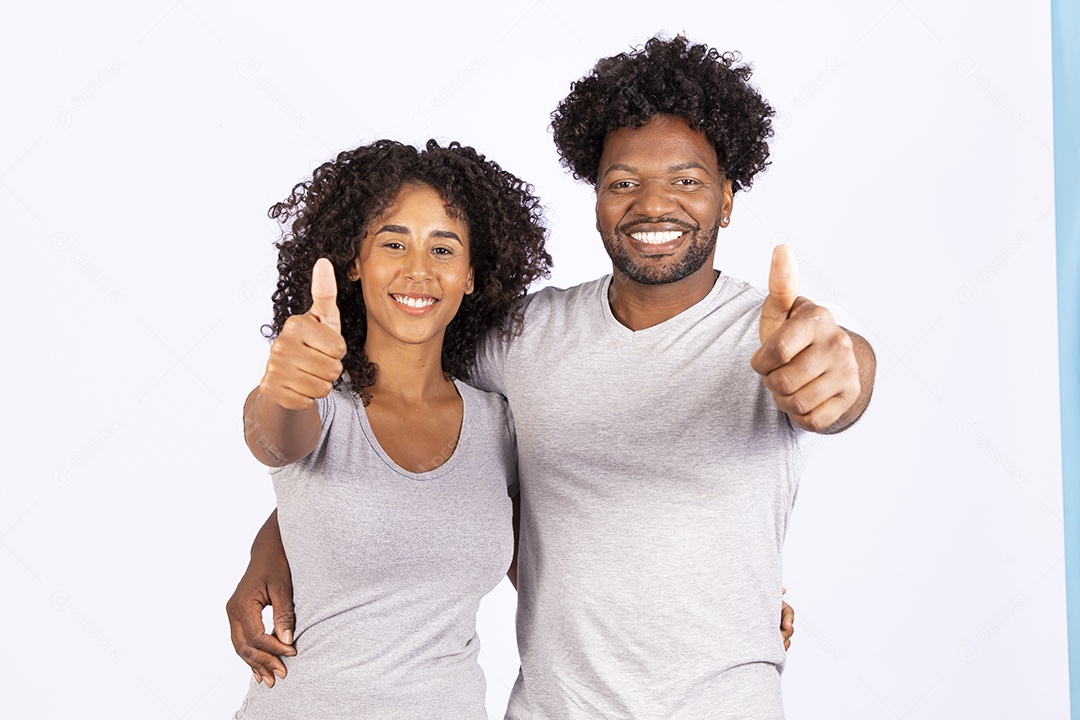 Lindo casal apaixonados sobre fundo isolado